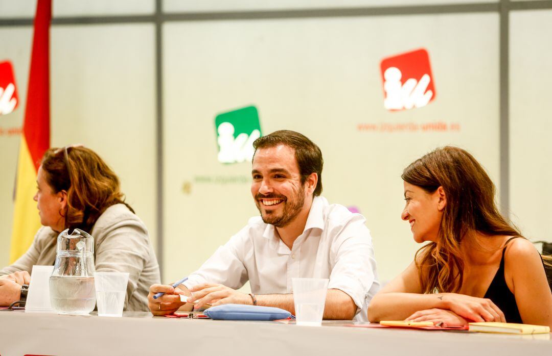 El coordinador federal de Izquierda Unida, Alberto Garzón, junto a la portavoz de la dirección federal y eurodiputada electa, Sira Rego en rueda de prensa el pasado mes de julio.