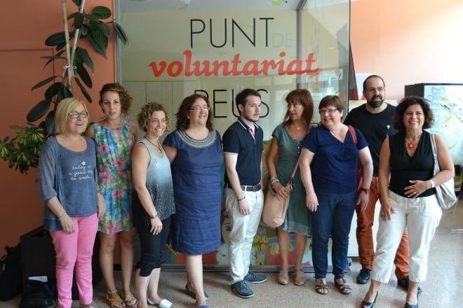 La regidora de Benestar Social, Montserrat Vilella, acompanyada d&#039;alguns col·laboradors i participants del Punt de Voluntariat de Reus