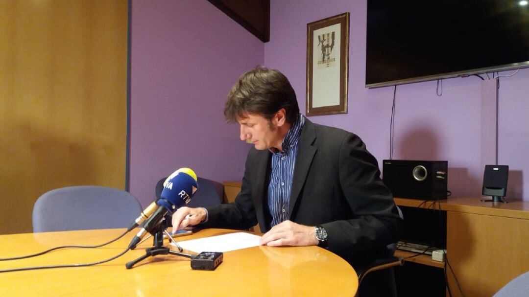 El director d'RTVA, Xavi Mujal, a la roda de premsa d'aquest dilluns per informar de la denúncia cursada contra Eusebi Nomen per assetjament i agressió verbal a una treballadora de l'empresa.