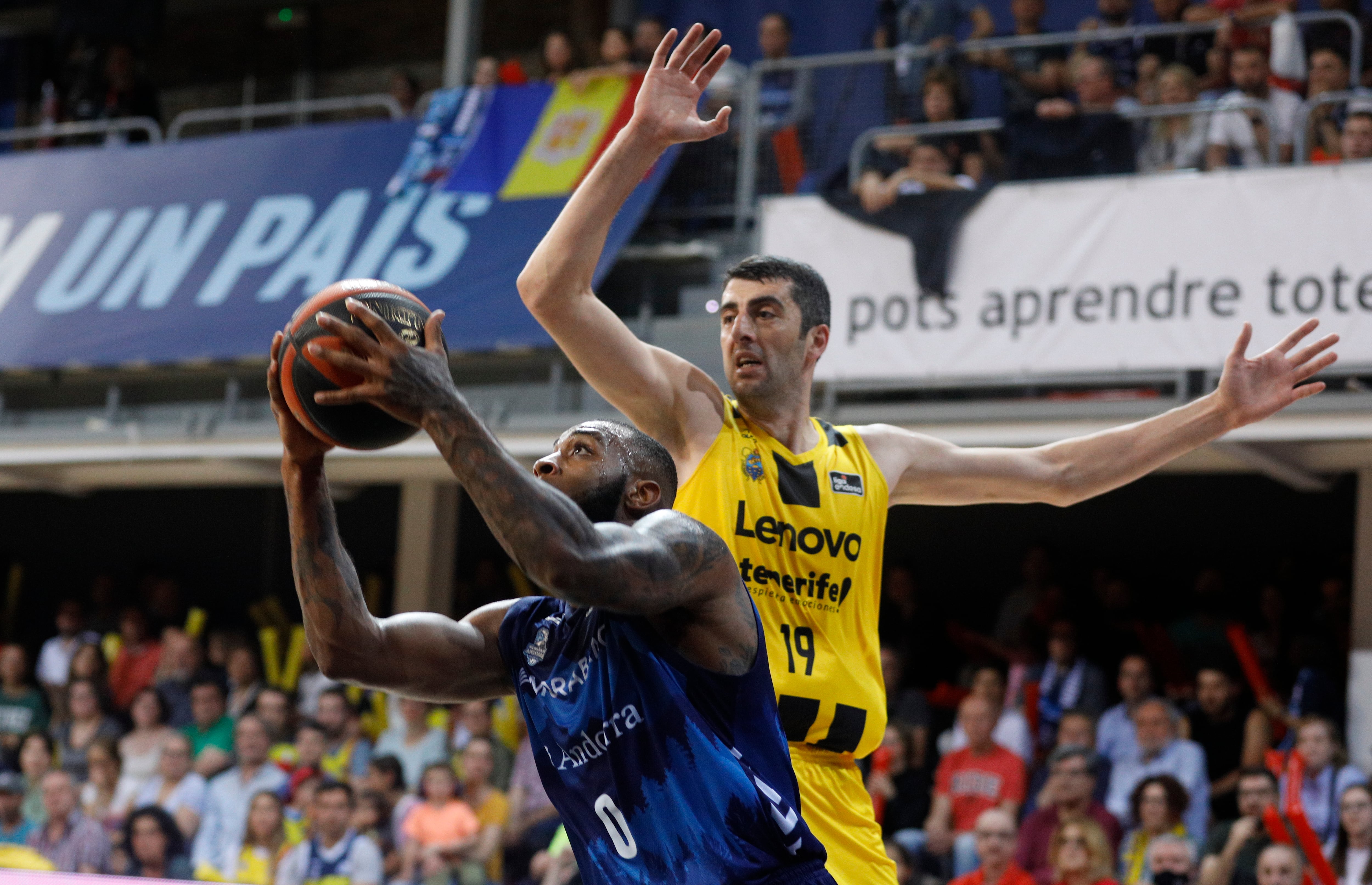 Andorra La Vella, 14/05/2022.- El escolta estadounidense de Morabanc Andorra, Codi Miller-Mcintyre (i), intenta encestar ante el pivot georgiano de Lenovo Tenerife, Giorgi Shermandini, durante el partido de la fase regular de la liga Endesa que han disputado hoy sábado frente a Lenovo Tenerife en el Poliesportiu d'Andorra. EFE/Fernando Galindo.