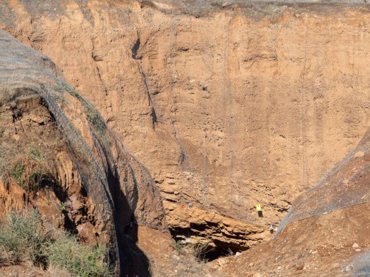 Mallas para evitar desprendimientos en los taludes verticales de la Cueva Victoria