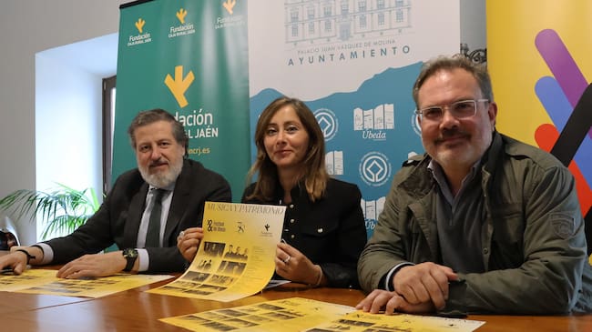 Luis Jesús García-Lomas, Elena Rodríguez y Esteban Ocaña en la presentación.