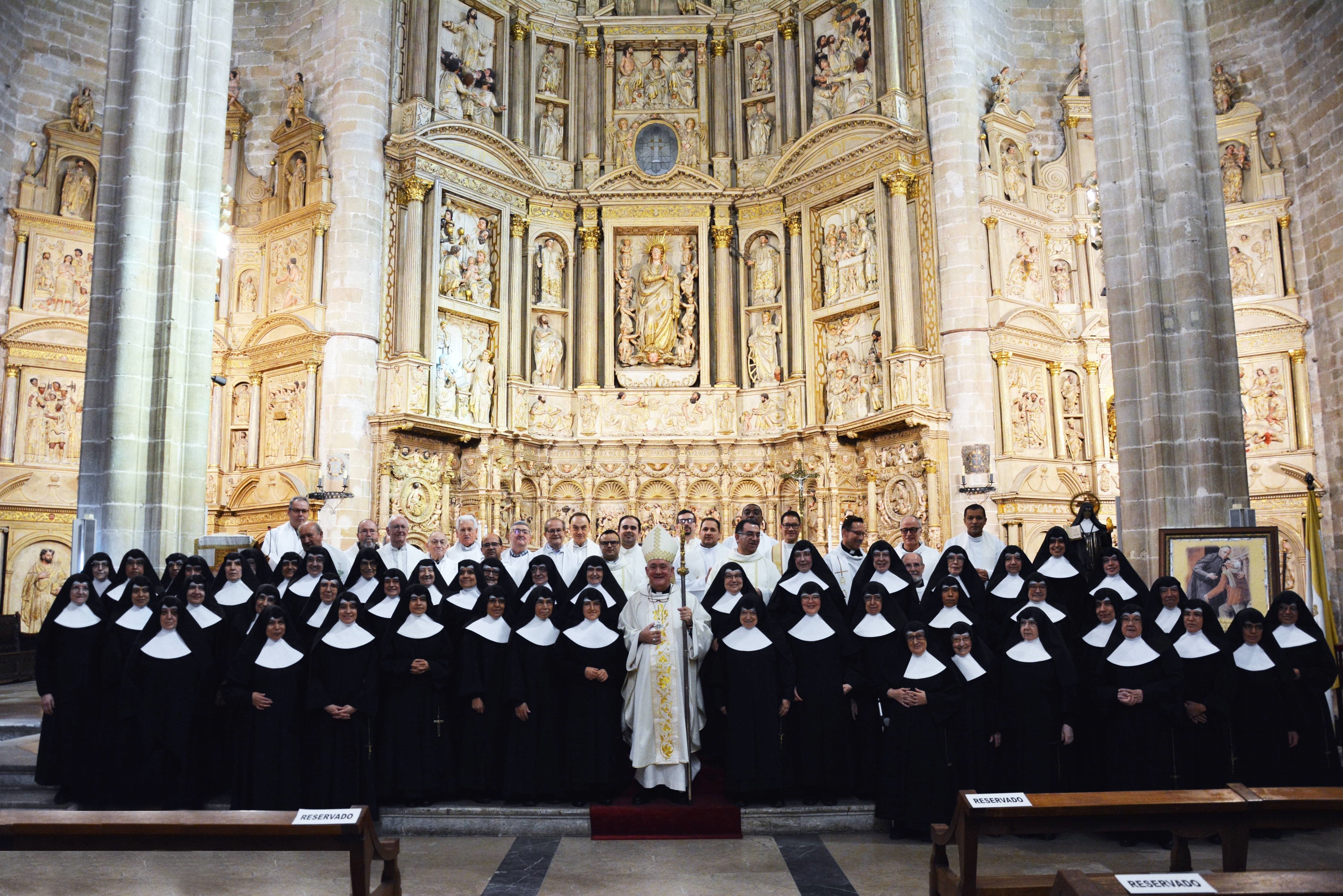 Foto de familia de la celebración del centenario de las Hermanitas de los Ancianos Desamparados. Foto: Obispado de Barbastro-Monzón