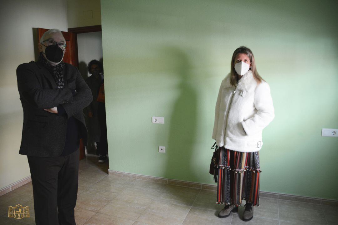 El delegado de Fomento y la alcaldesa de Tomelloso en una de las viviendas entregadas