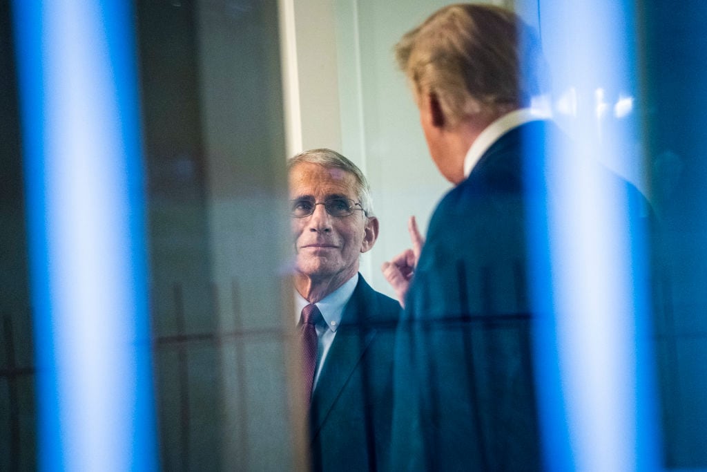 Donald Trump habla con el doctor Anthony Fauci tras una rueda de prensa en la Casa Blanca, el 22 de abril de 2020.