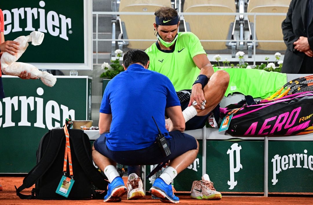 Rafa Nadal es atendido por el médico en junio del año pasado, en Roland Garros