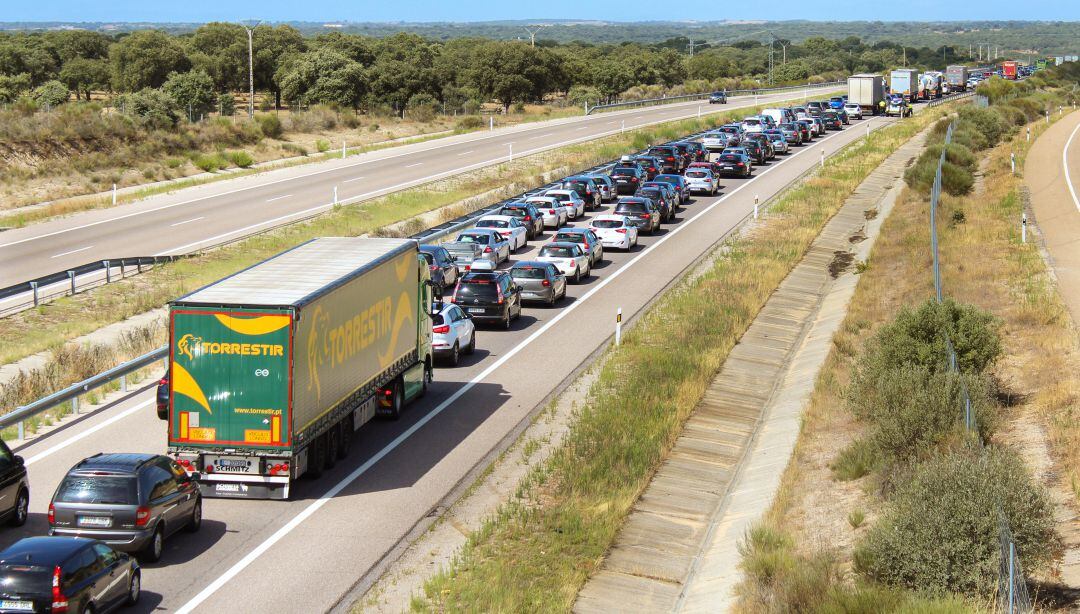 Imagen de archivo. Retenciones de varios kilometros en la A-62, en la frontera de Fuentes de Oñoro(Salamanca)