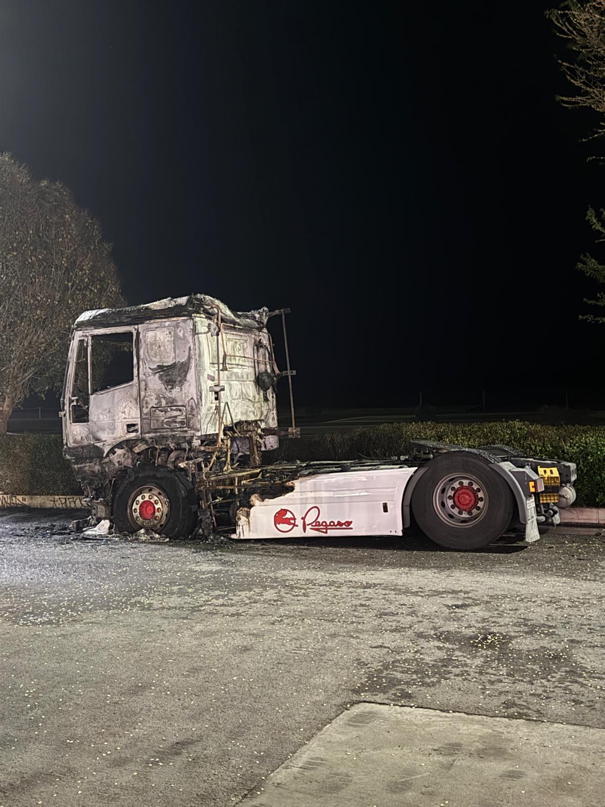 Incendio camión estación de servicio de Honrubia