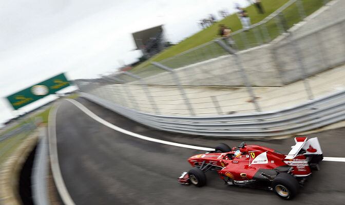 Fernando Alonso rueda en Silverstone