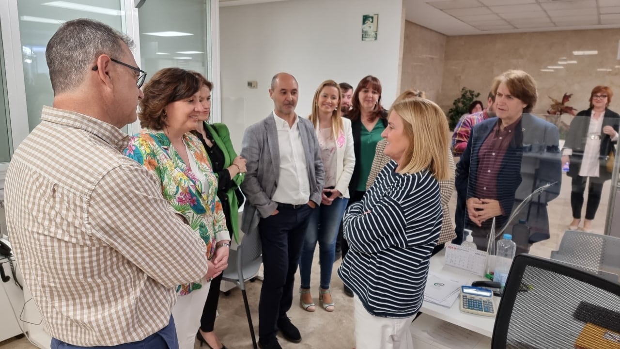 Patricia Franco, consejera de Economía y otras autoridades, en las instalaciones de la oficina &quot;Emplea&quot; de Valdepeñas