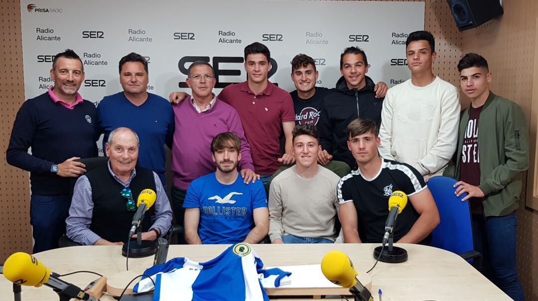 El equipo juvenil del Hércules en los estudios de Radio Alicante