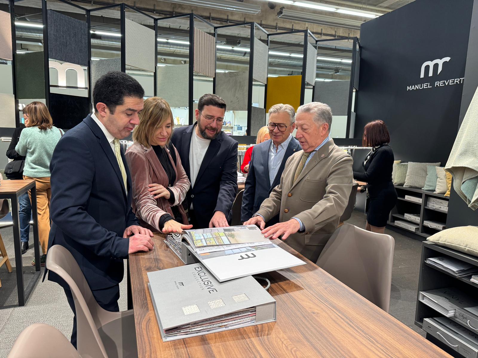 Visita de representantes del Ayuntamiento de Alcoy a Heimtextil