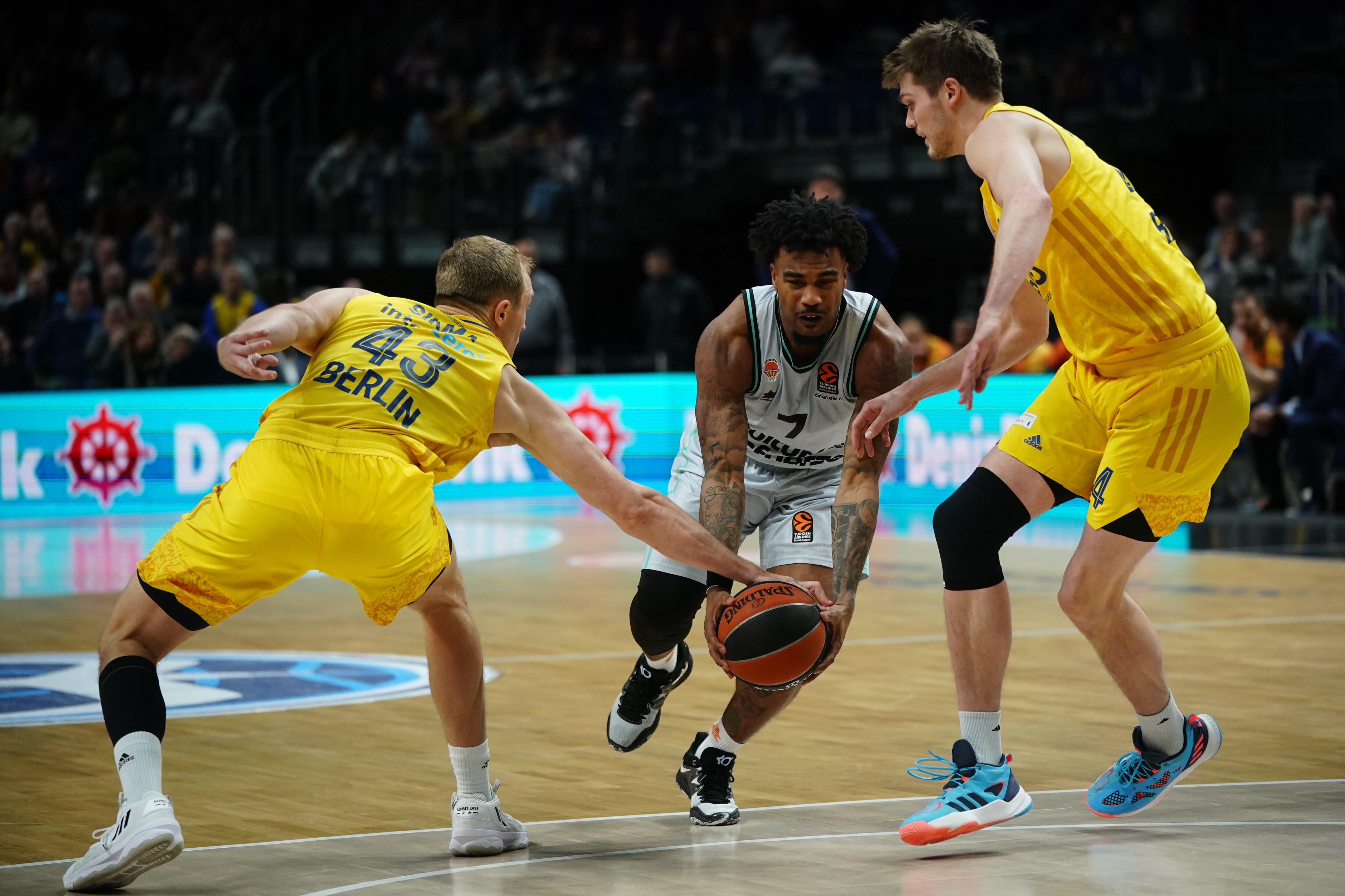 Berlin (Germany), 26/01/2023.- Valencia&#039;Äôs Chris Jones (C) in action against Alba&#039;Äôs Luke Sikma (L) and Alba&#039;Äôs Ben Lammers (R) during the EuroLeague Basketball match between Alba Berlin and Valencia Basket at the Mercedes Benz Arena in Berlin, Germany, 26 January 2023. (Baloncesto, Euroliga, Alemania) EFE/EPA/CLEMENS BILAN
