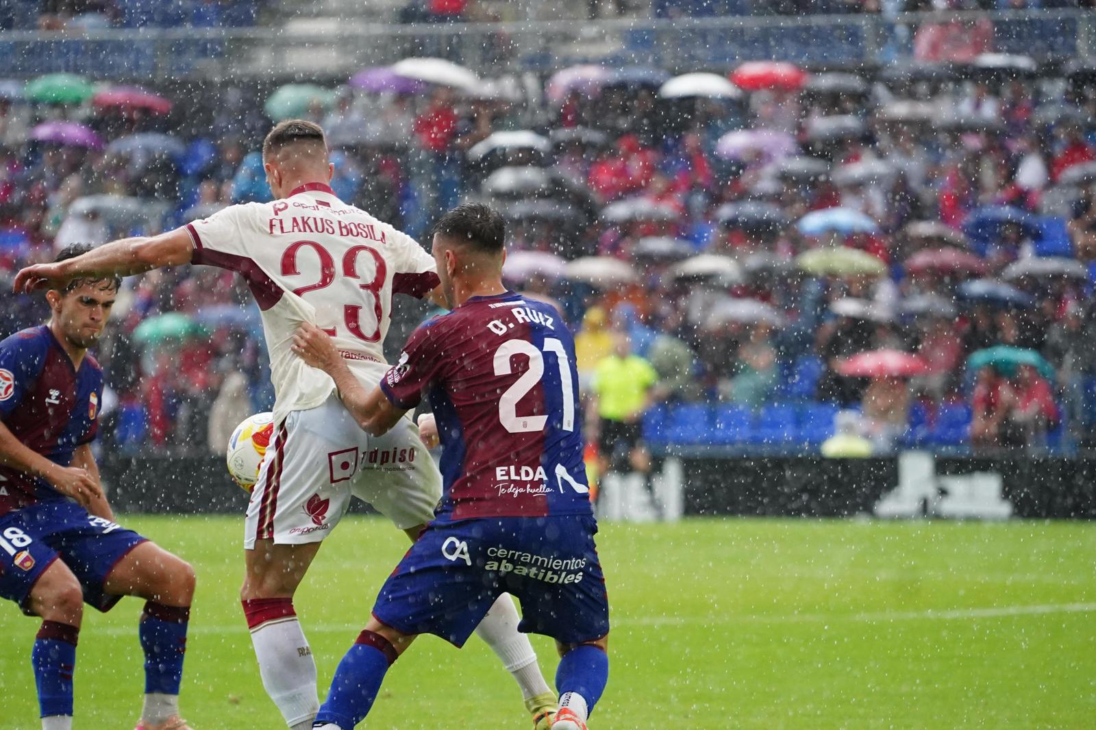 David Flakus Bosilj, jugador del Real Murcia, controla un balón contra el Eldense