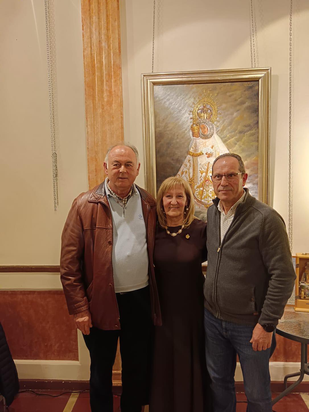 Manolo Muñoz, con la actual pta de la Junta de la Virgen y el concejal de fiestas