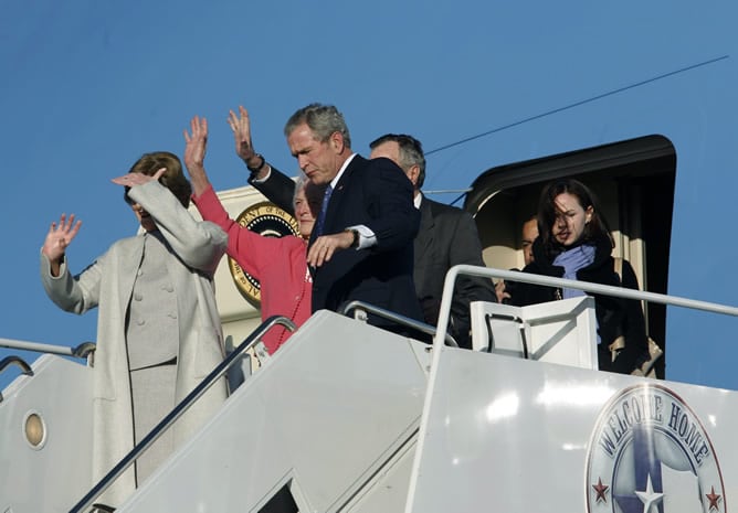 A su llegada, Bush reiteró sus buenos deseos a Obama y destacó que &quot;hoy es un buen día para América&quot;