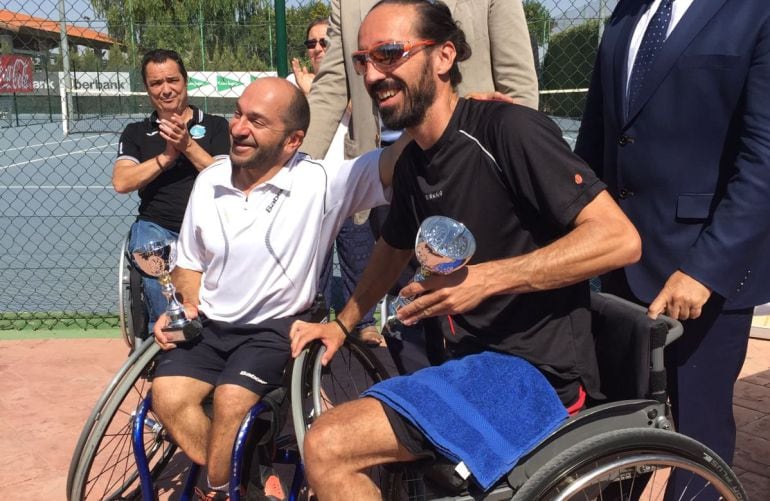 Entrega de premio en categoría dobles