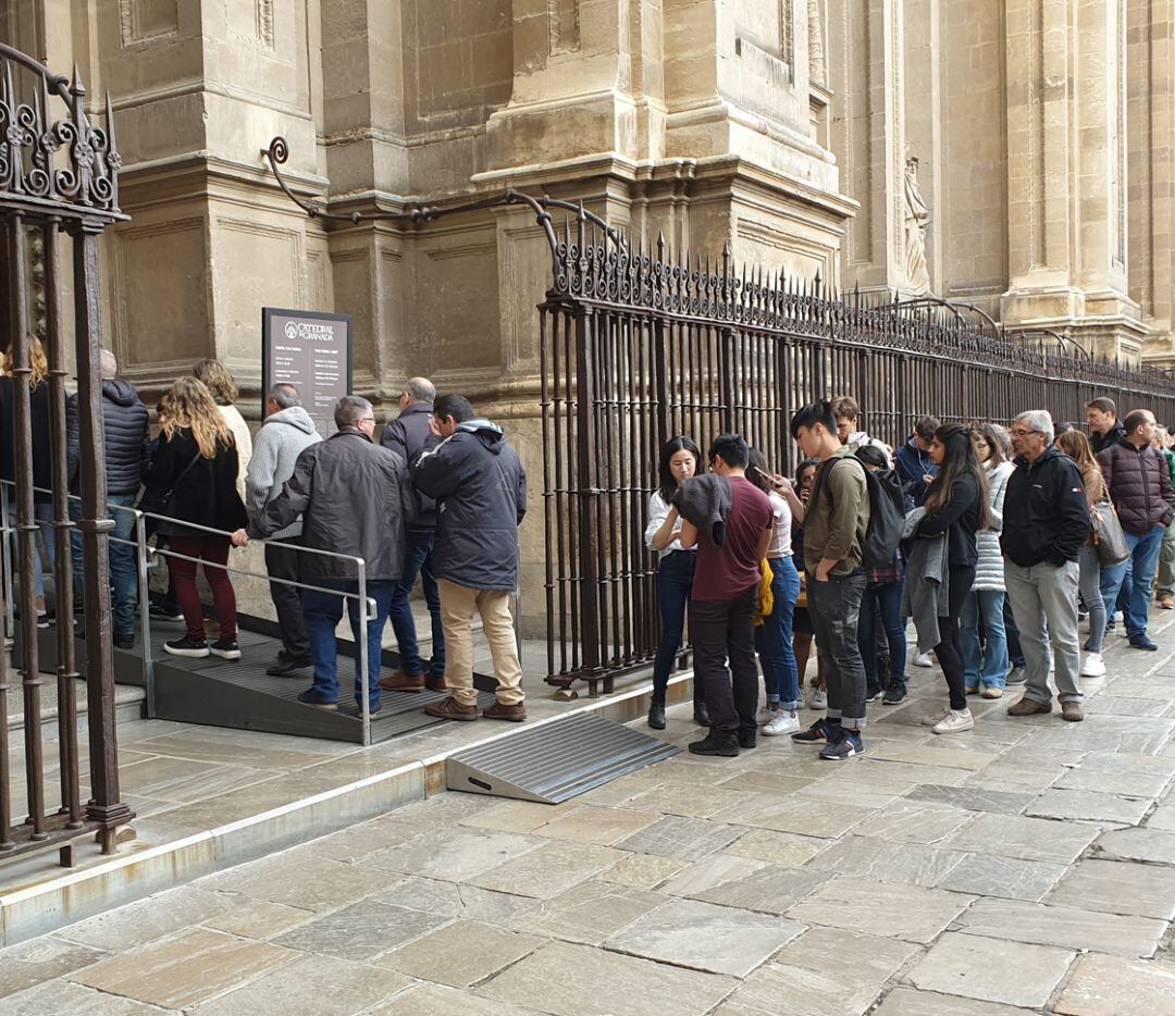 Foto de archivo de turistas haciendo cola en la Catedral de Granada