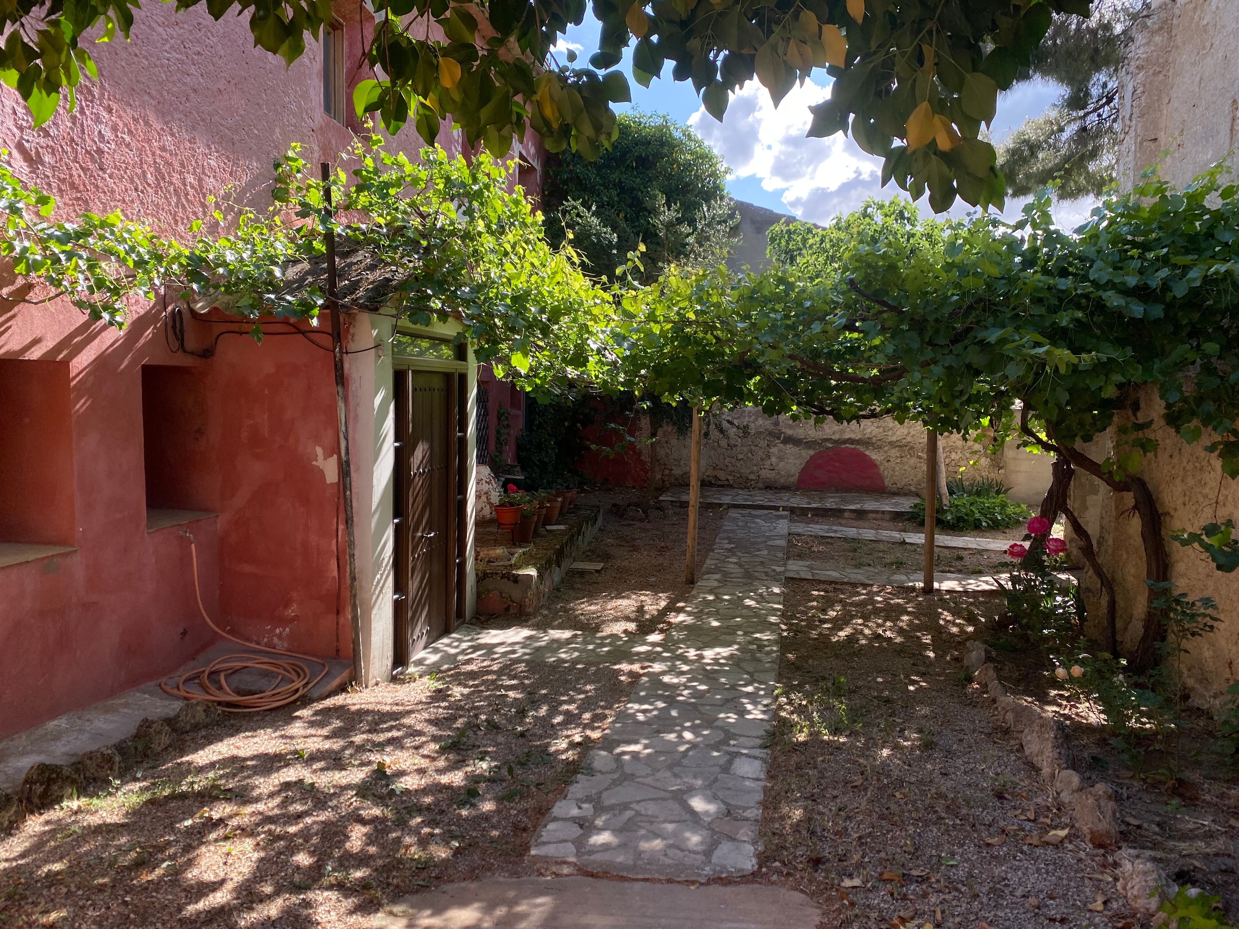 patio y jardín de la casona sede de la fundación Mayda Antelo en Albalate de las Nogueras (Cuenca).