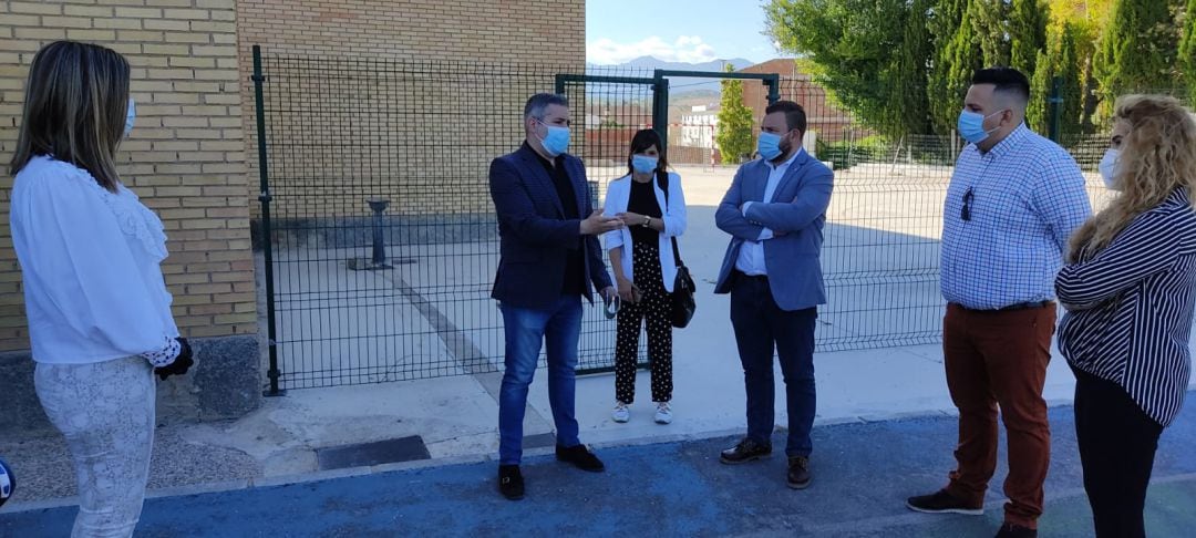 El delegado de educación y deportes, Antonio Sutil presenta en Peal de Becerro el proyecto para la construccion de un nuevo edificio escolar