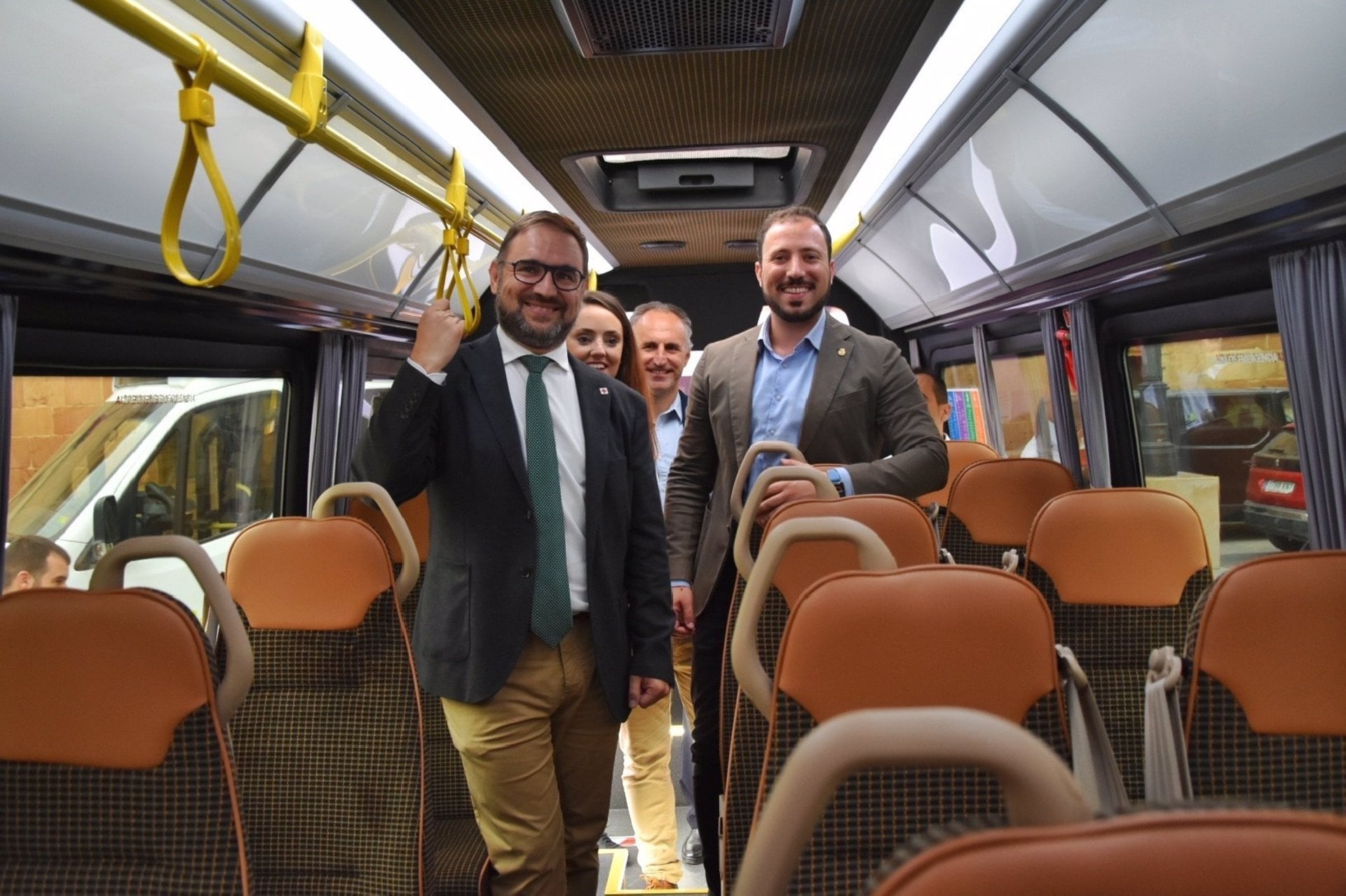 El alcalde de Lorca, Diego José Mateos, y el vicealcalde y concejal de Empresas Públicas, Francisco Morales, en un autobús urbano.