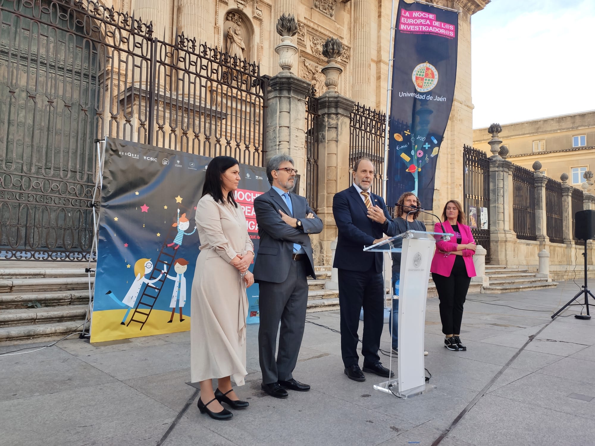 Personalidades de la UJA, el rector Nicolás Ruiz en el atril, durante la presentación de la Noche Europea de los Investigadores de 2023 en Jaén