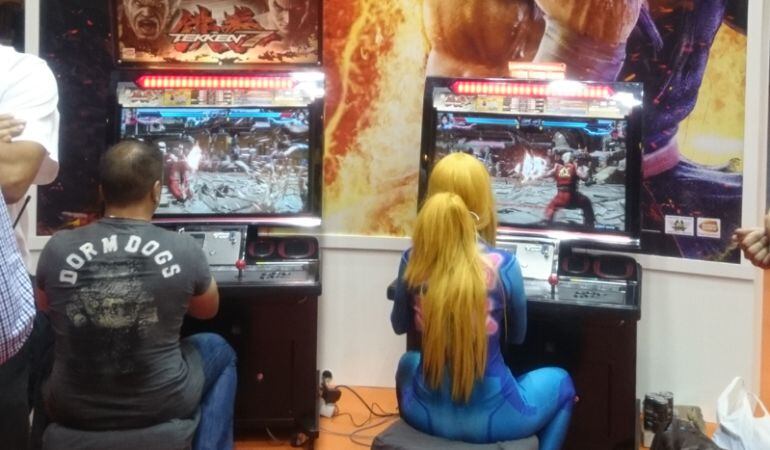 Dos adultos juegan a la recreativa de Tekken 7 durante la feria Madrid Games Week