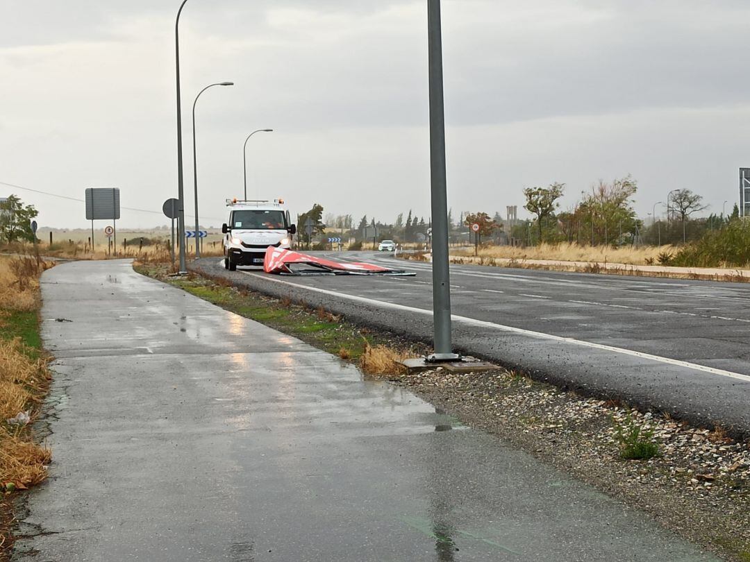 Valla de publicidad caída en la CL 601