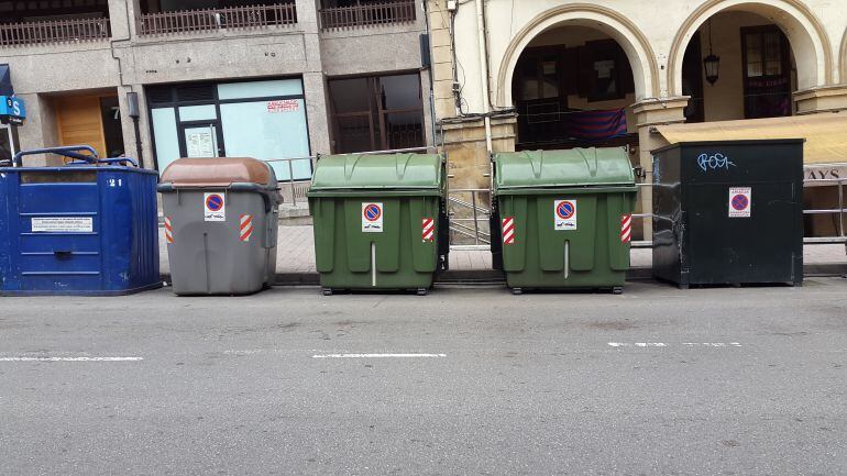 Zona de contenedores de basura en el centro de Eibar