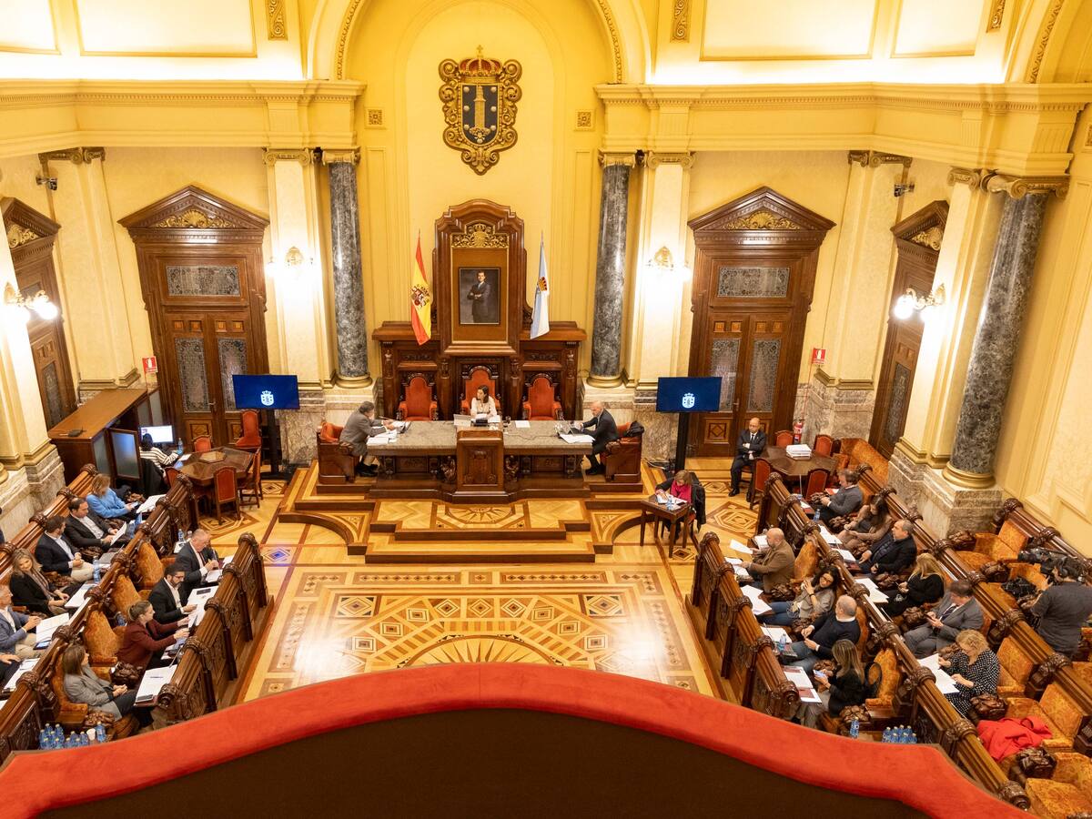 Tensión en el pleno de A Coruña: Inés Rey expulsa a Miguel Lorenzo