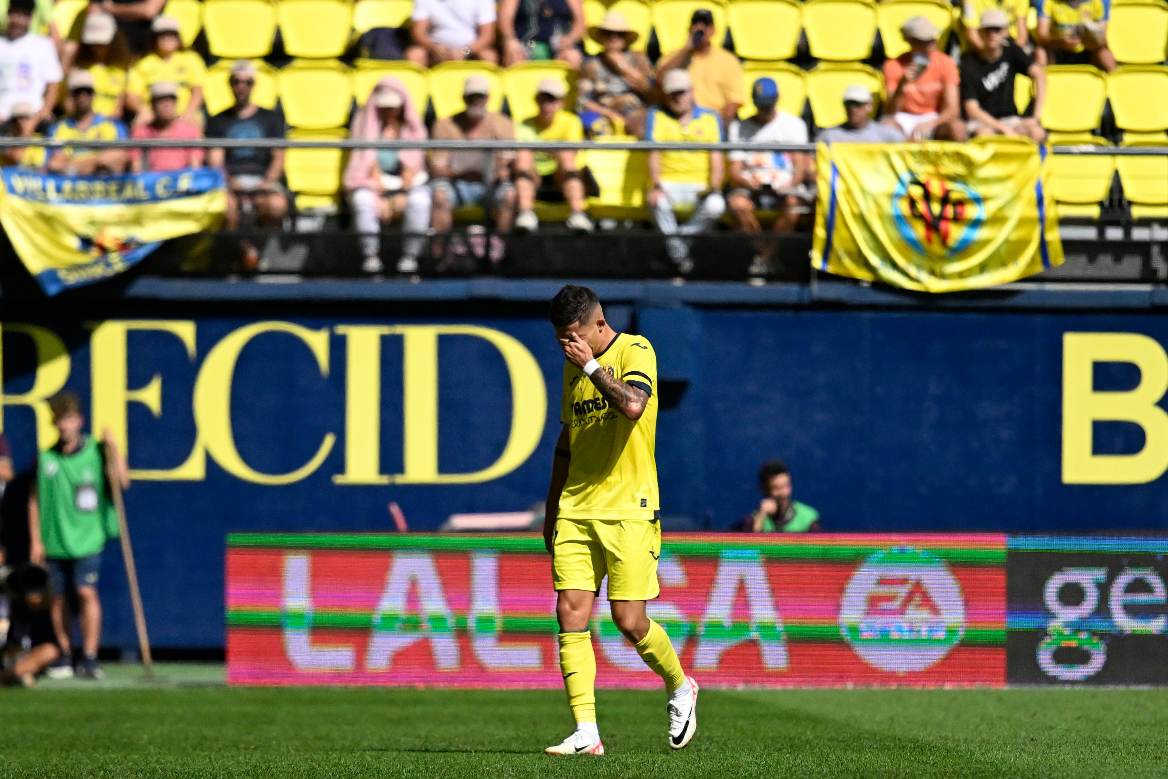 VILLARREAL (CASTELLÓN), 08/10/2023.-  El centrocampista del Villarreal Jeremy Pino sale del campo posible lesión durante el partido correspondiente a la jornada 9 de LaLiga que disputan Villarreal y UD Las Palmas este domingo en el estadio de La Cerámica. EFE/ Andreu Esteban
