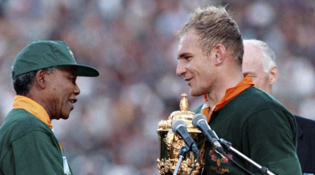 Nelson Mandela entrega la copa de campeón del Mundial de Rugby al capitán de Sudáfrica