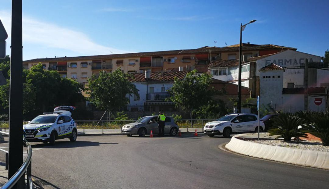 Uno de los controles de Policía Local de Linaresdurante el primer fin de semana de salidas permitidas para pasear.