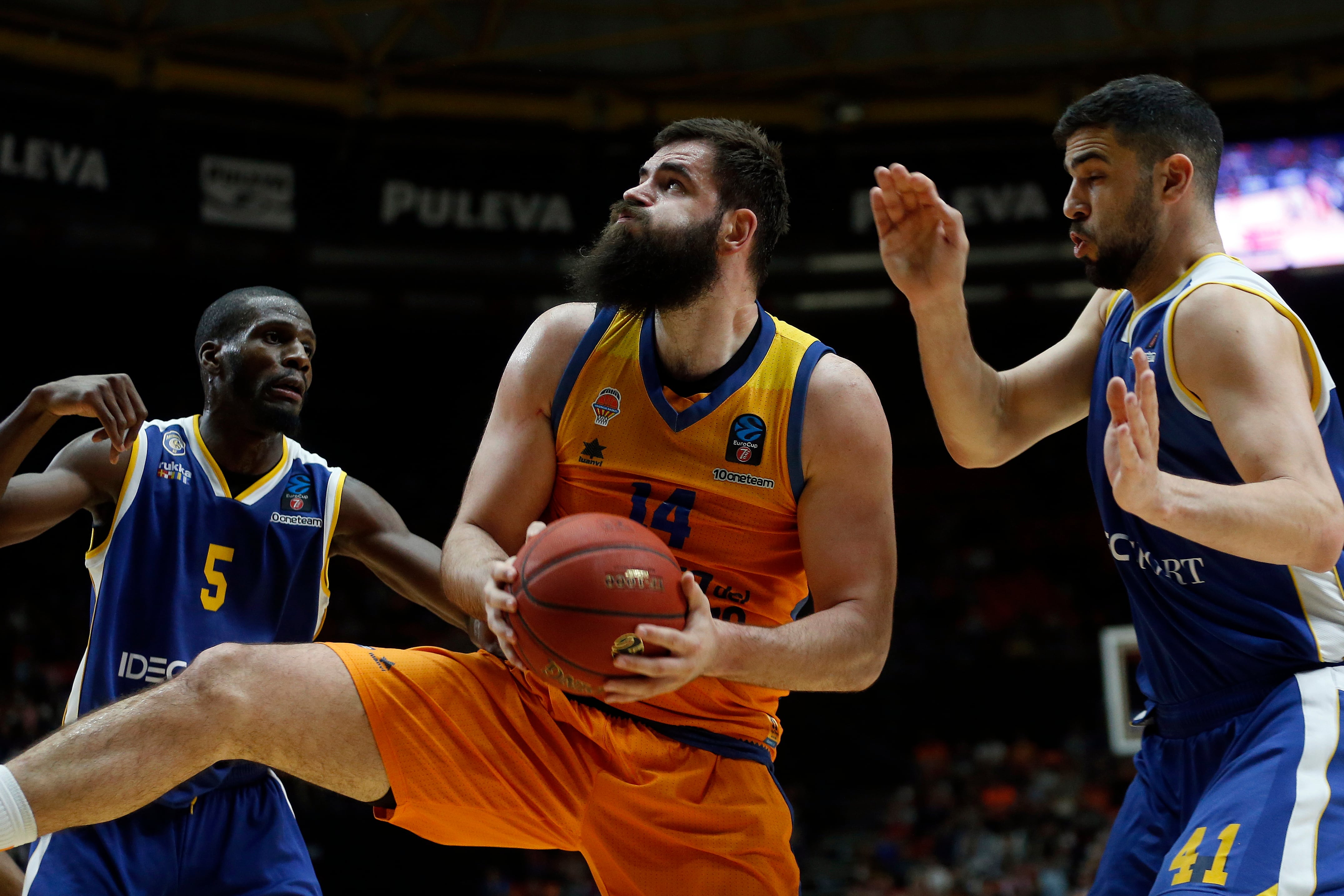 El jugador del Valencia Basket, Bojan Dubljevic trata de encestar ante la oposición de los del Boulogne Metropolitans 92 francés, Lahaou Konate y Tomer Ginat, durante el partido de baloncesto correspondiente a los cuartos de Final de la Eurocopa que disputan en el pabellón de la Fuente de San Luis. EFE/Miguel Ángel Polo