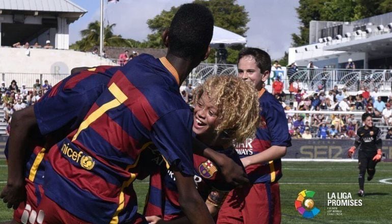 Xavi Simons celebra con Mamadou la victoria en el torneo 