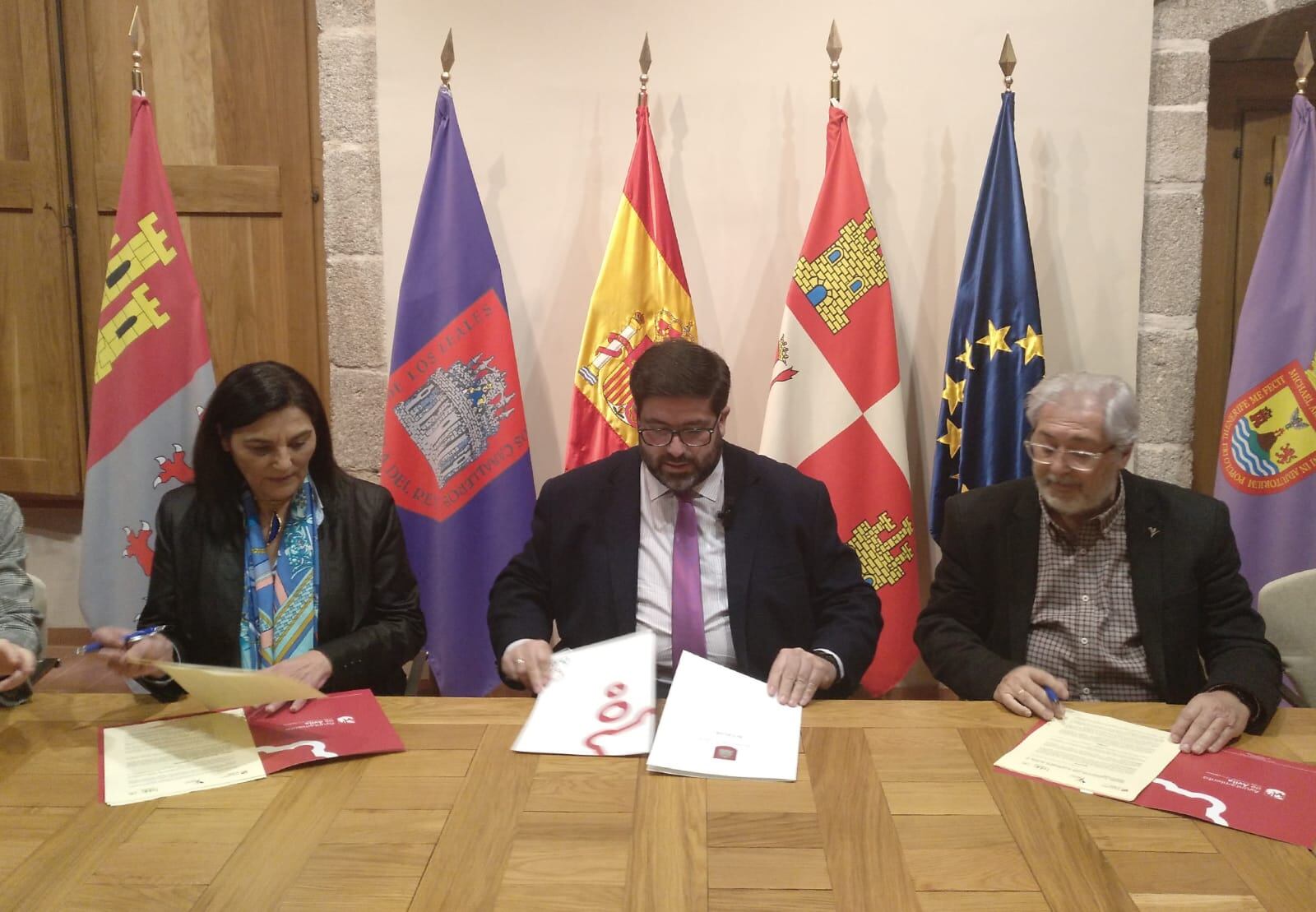 Emi Caídas, presidenta de Hablemos, Jesús Manuel Sánchez Cabrera, alcalde de Ávila y Jesús De Blas Recio, vicedecano del Colegio de Psicólogos de Castilla y León