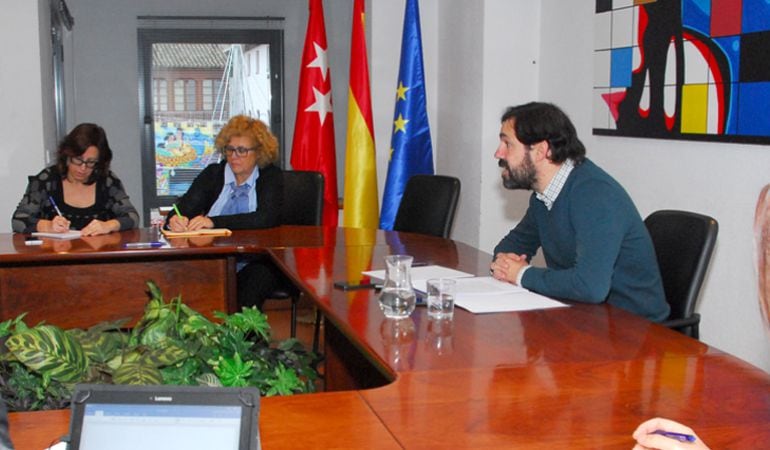 El alcalde asegura que no pueden pagar los 345.000 euros que cuesta al año el bono