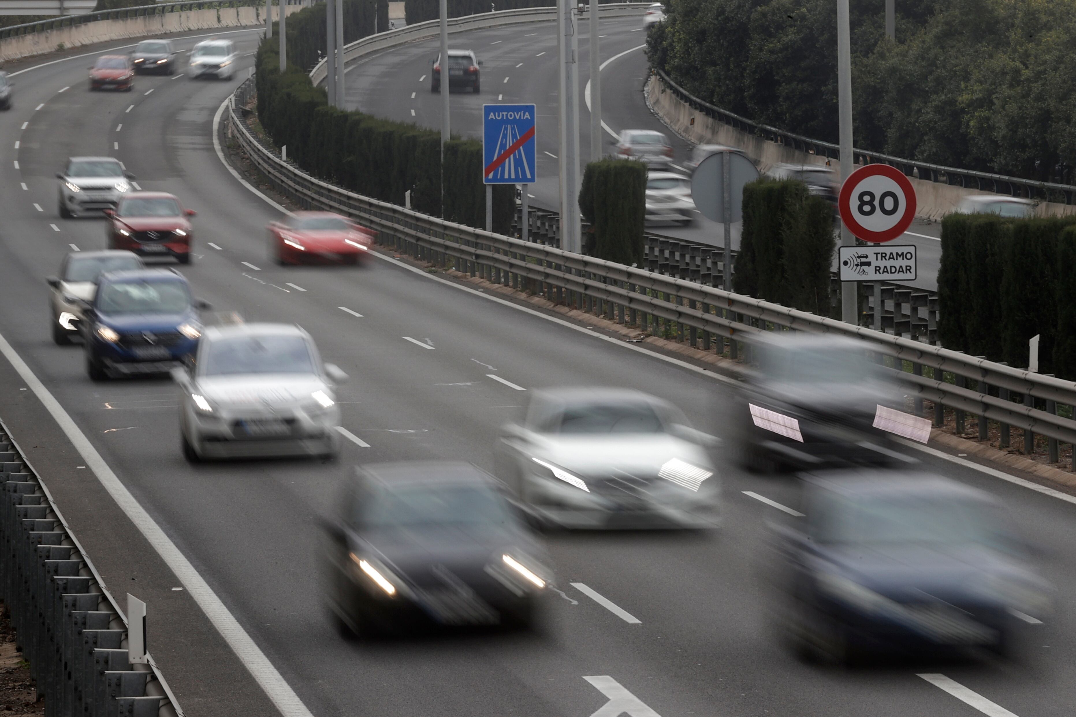 Desde la Subdelegación del Gobierno de Segovia recuerdan que el pasado 21 de marzo entraron en vigor nuevas normas de tráfico referidas a velocidad, distracción, cinturón de seguridad y alcohol, factores concurrentes en gran parte de los siniestros viales.