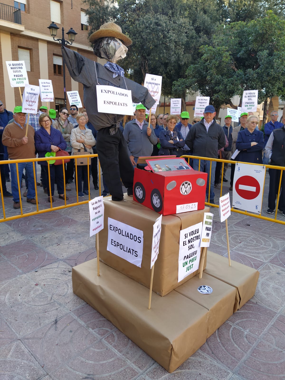 Falla reivindicativa de AVA y Unió para pedir un mejor precio del suelo donde se instalará Volkswagen