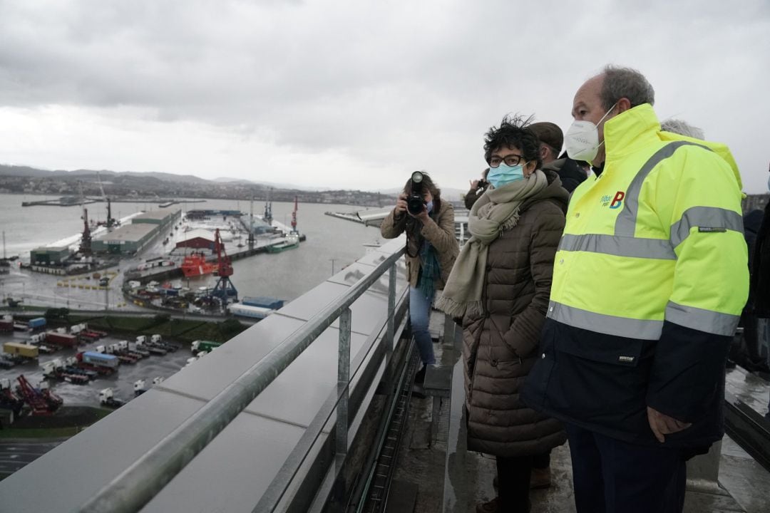 La ministra de Asuntos Exteriores, Arantxa González Laya, y el presidente de la Autoridad Portuaria, Ricardo Barkala, durante su visita al Puerto de Bilbao