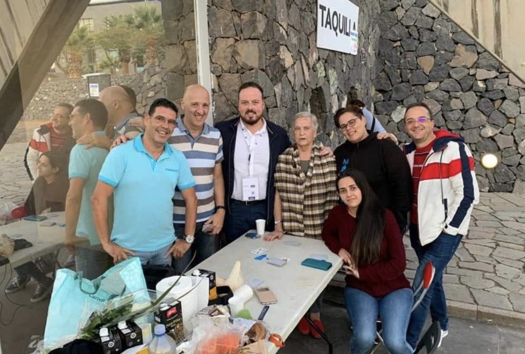 El concejal de Fiestas, junto a los primeros de la cola.