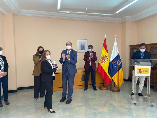 Entrega de la medalla a la presidenta de Cruz Roja Lanzarote, Tamar Luis Placeres.