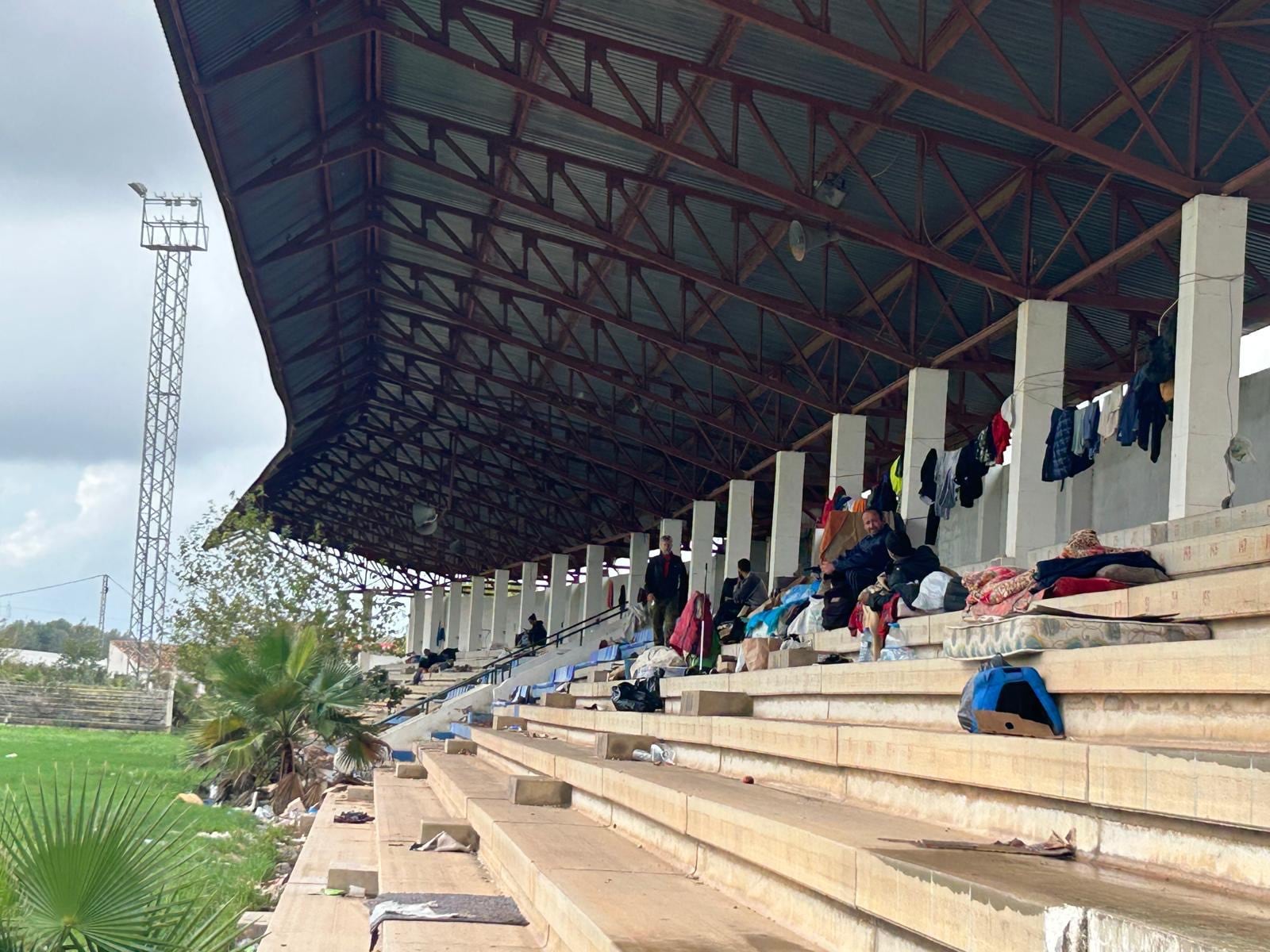 Un grupo de personas vive en las gradas del campo de fútbol  de la localidad valenciana de Alginet