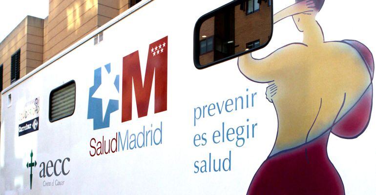 Autobús para hacer pruebas médicas en la campaña de detección precoz del Cáncer de Mama en Alcobendas