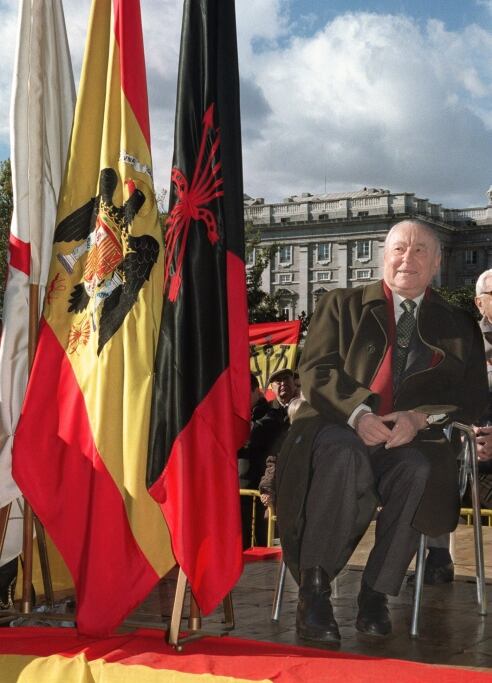 Blas Piñar durante una concentración celebrada en la Plaza de Oriente, convocada por la Confederación de Combatientes y el Movimiento Católico Español, para conmemorar el 20-N, aniversario de la muerte de Franco