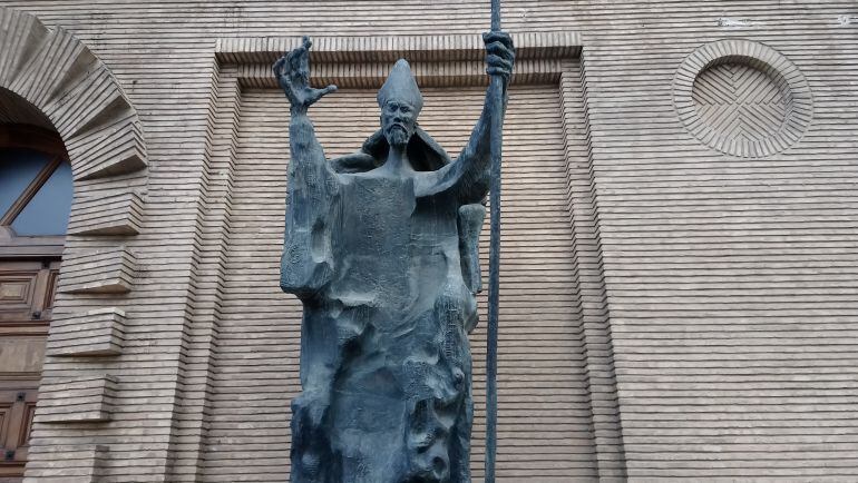 Estatua de san Valero junto a la puerta del Ayuntamiento