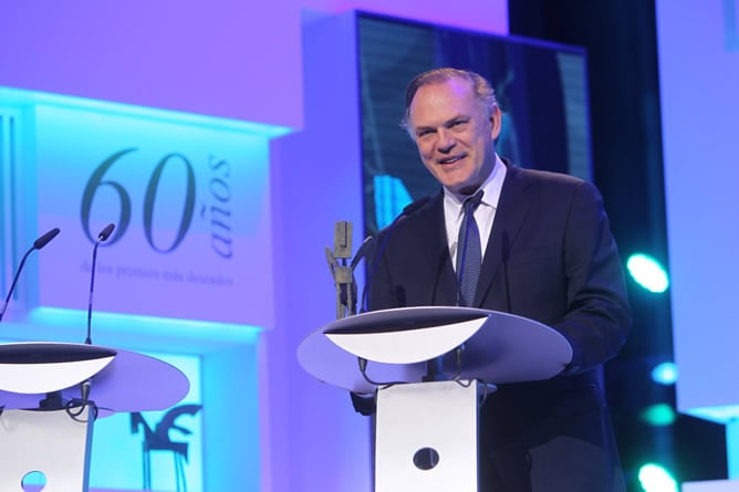 El presentador recogiendo su Premio Ondas