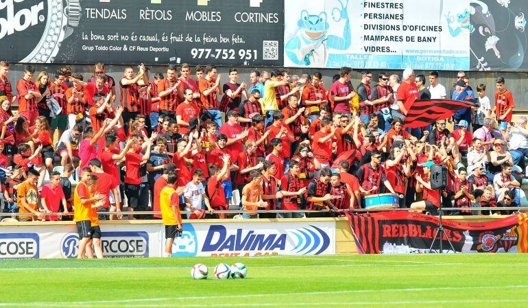 Aficionats del CF Reus Deportiu abans del partit contra el Racing de Santander.