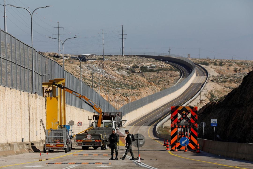 Policías fronterizos israelíes vigilan en el lado israelí de la nueva carretera que separa a conductores palestinos e israelíes a la altura de la población de Issawiya y del campo de refugiados de Shuafat, en Jerusalén.