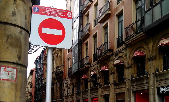 Nuevas señales en el Casco viejo para hacer "efectiva" la peatonalización del barrio